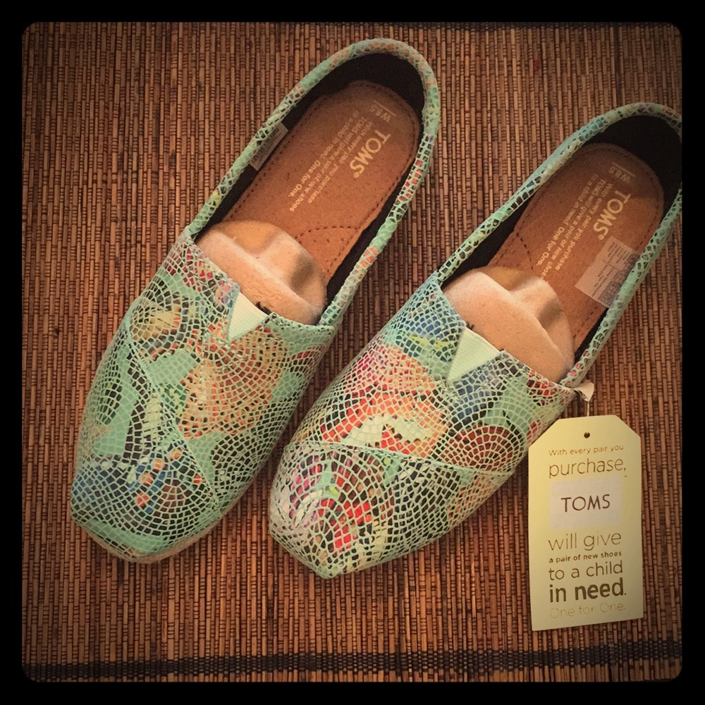 Toms Women’s Blue Leather printed mosaic, size 8.5